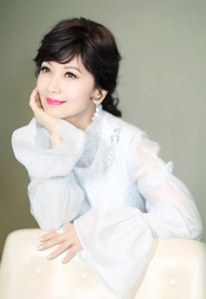 67歲不老女神趙雅芝簡歷個人資料簡介（，兩任老公三個兒子，和黃氏有不解之緣）