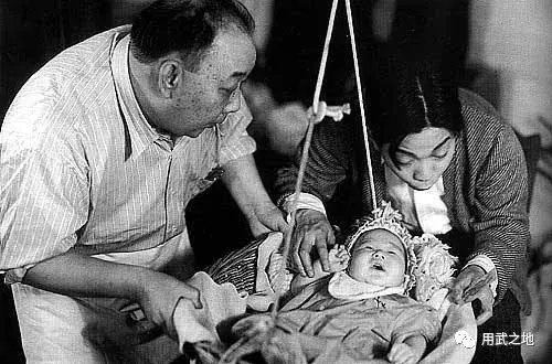 一代功夫巨星李小龍簡介（你不知道的李小龍！）