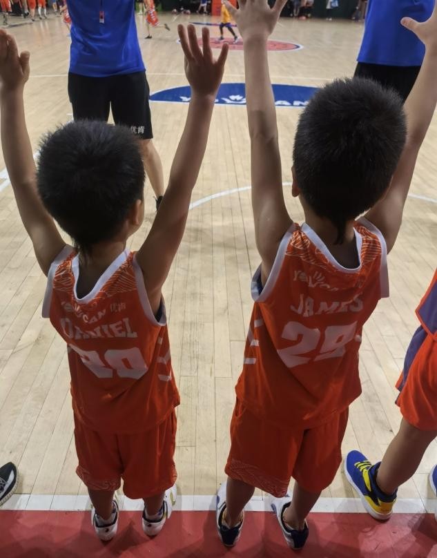 李思思的老公資料簡介照片（身形乾瘦皮膚黝黑，在籃球場上興奮助威）