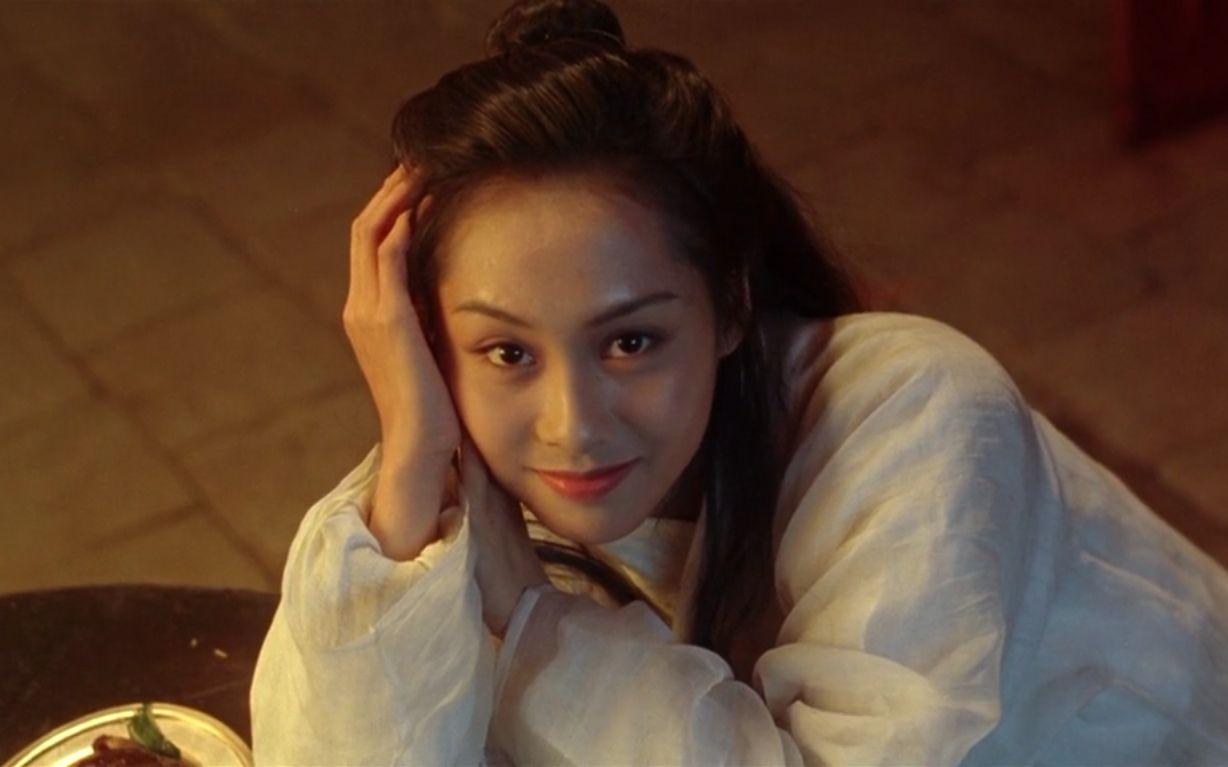 朱茵個人資料簡介： 52歲的朱茵，住深山殘屋，開97年破車！淪為別人眼中的“笑話”