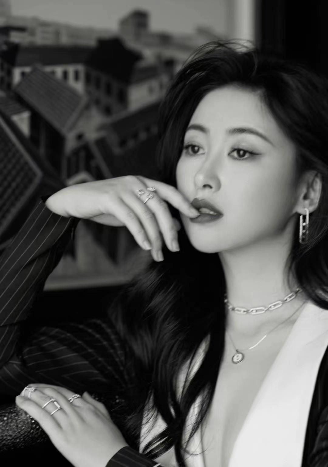 不愧是大美女，朱珠結婚後更豐腴，穿亮片人魚裙曲線好動人