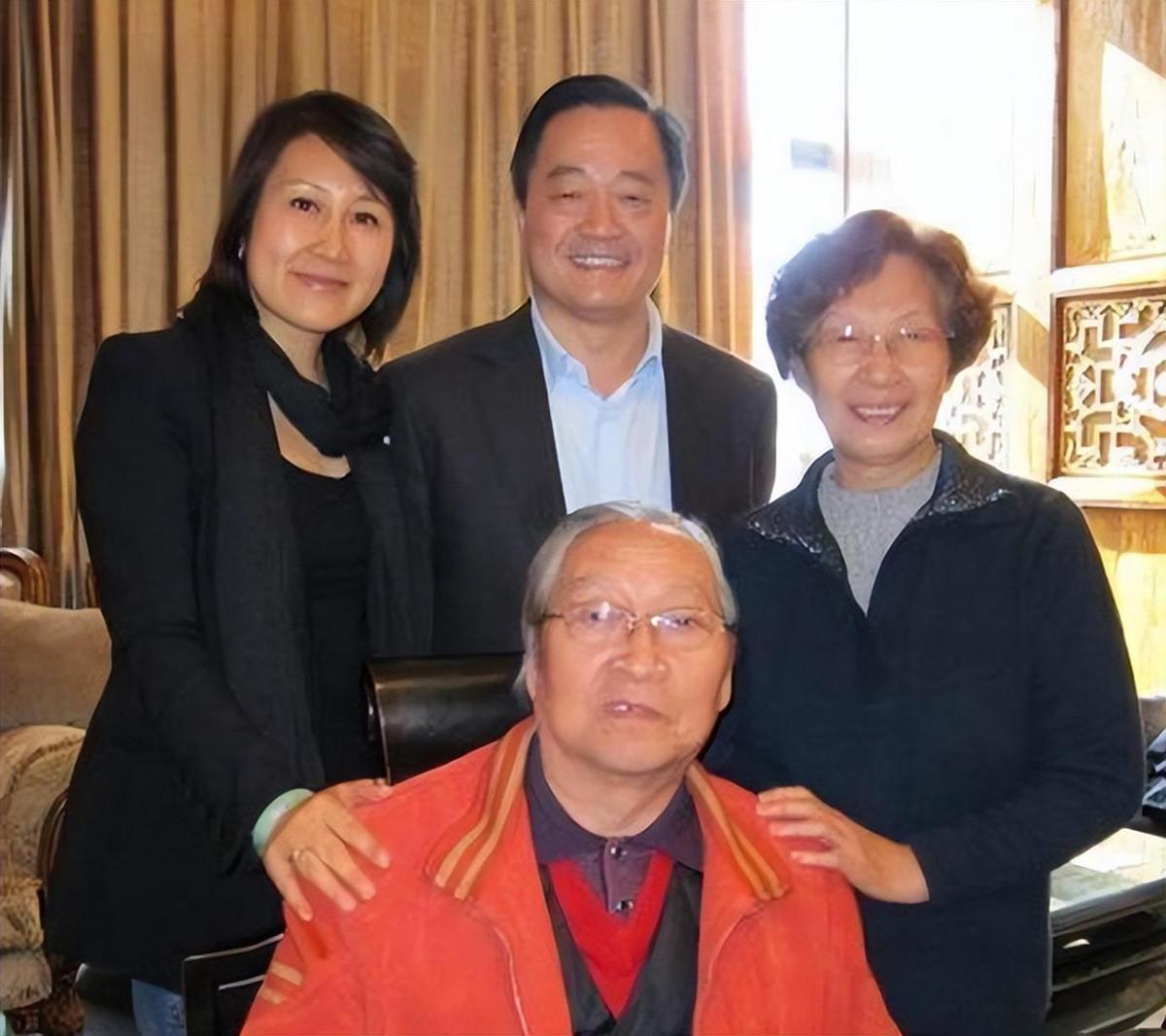 張凱麗婚後27年老公是他！長相粗獷氣質卻優雅，穿西裝超有男人味