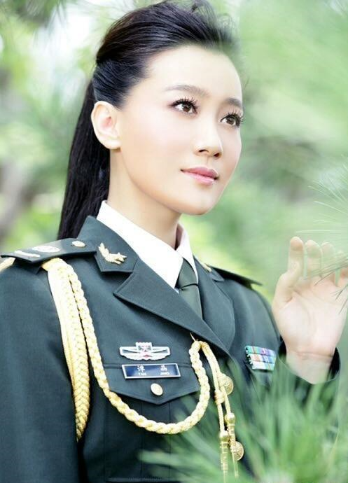 43歲歌唱家譚晶，生雙胞胎女兒，大9歲老公背景不一般