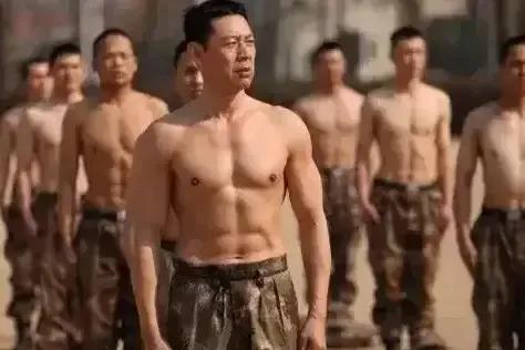 她二婚嫁給大12歲的張豐毅，無兒女卻被丈夫寵成寶，她憑什麼？