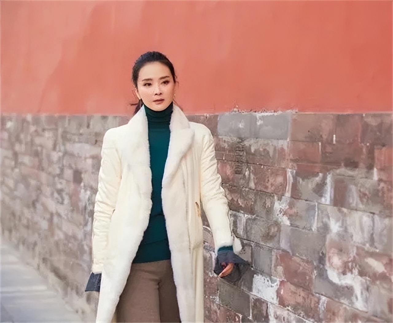 王艷和老公，低調恩愛26年，其實豪門生活不好過