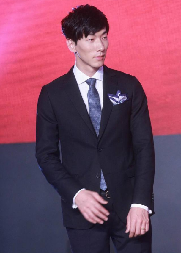 中國男模張亮 ，娶回初戀，成名後離婚，一手好牌是怎麼糊的？