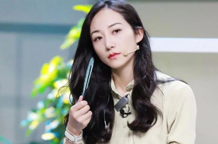 韓雪家庭背景很強大，她的丈夫被扒出，實力很強，但她還是很努力