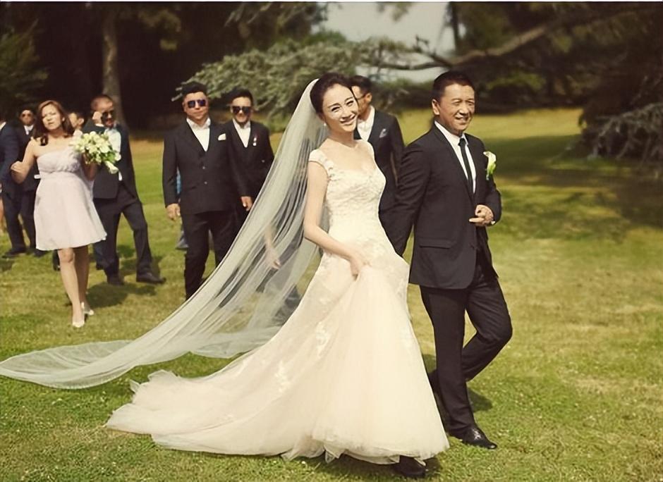 李小冉結婚 ， 39歲嫁給男閨蜜，5個億隨便作，如今婚姻狀況如何了