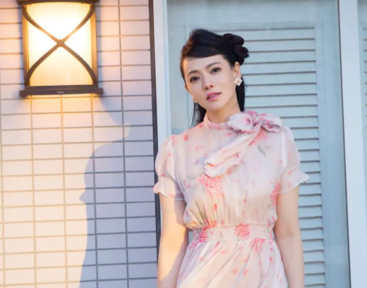 伊能靜的兒子穿著低胸泳裝，跪坐沙灘眼神誘惑，本人回應後被勸看心理