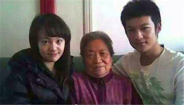 鄭爽初戀照曝光，因她進演藝圈分手？一群人又來‘黑’她了