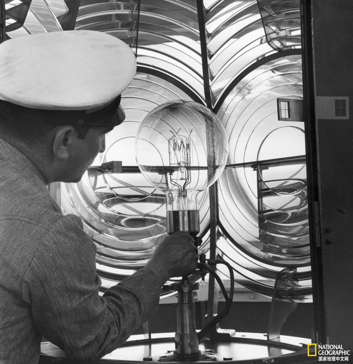 愛迪生簡介（愛迪生發明的是燈泡？還是白熾燈？）