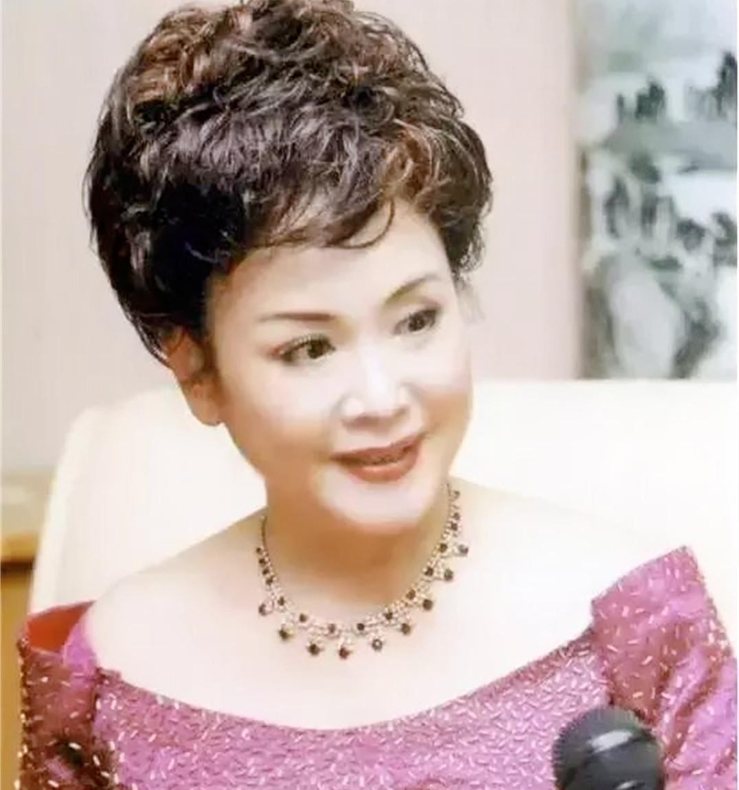 歌手李谷一簡介（與金鐵霖離婚難以割捨，再婚後愧對女兒，人生難十全）