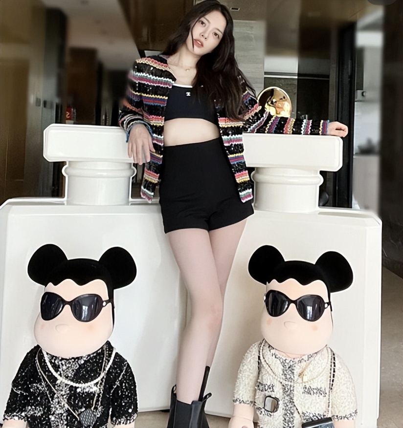 王燦杜淳老婆簡介（杜淳嬌妻王燦豪宅內大秀身材！穿著抹胸露白嫩脖頸，膝蓋傷痕太明顯）