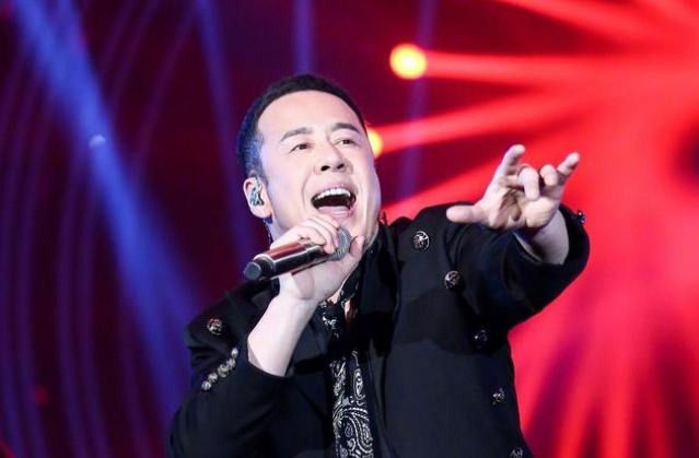 楊坤個人資料簡介（成名前靠前女友養活，成名後養活全家，50歲仍未婚）