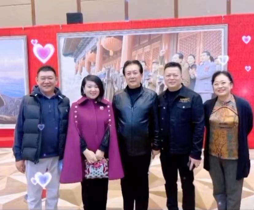 唐國強簡介(穿皮衣挺大肚顯富態，腳步蹣跚走路顯吃力)