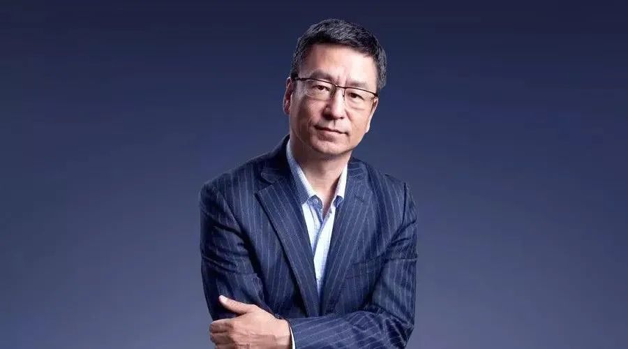 「央視一哥」白岩松簡介（與妻子一見鍾情，低調恩愛25年，誰會想到他也曾和死神擦肩而過）