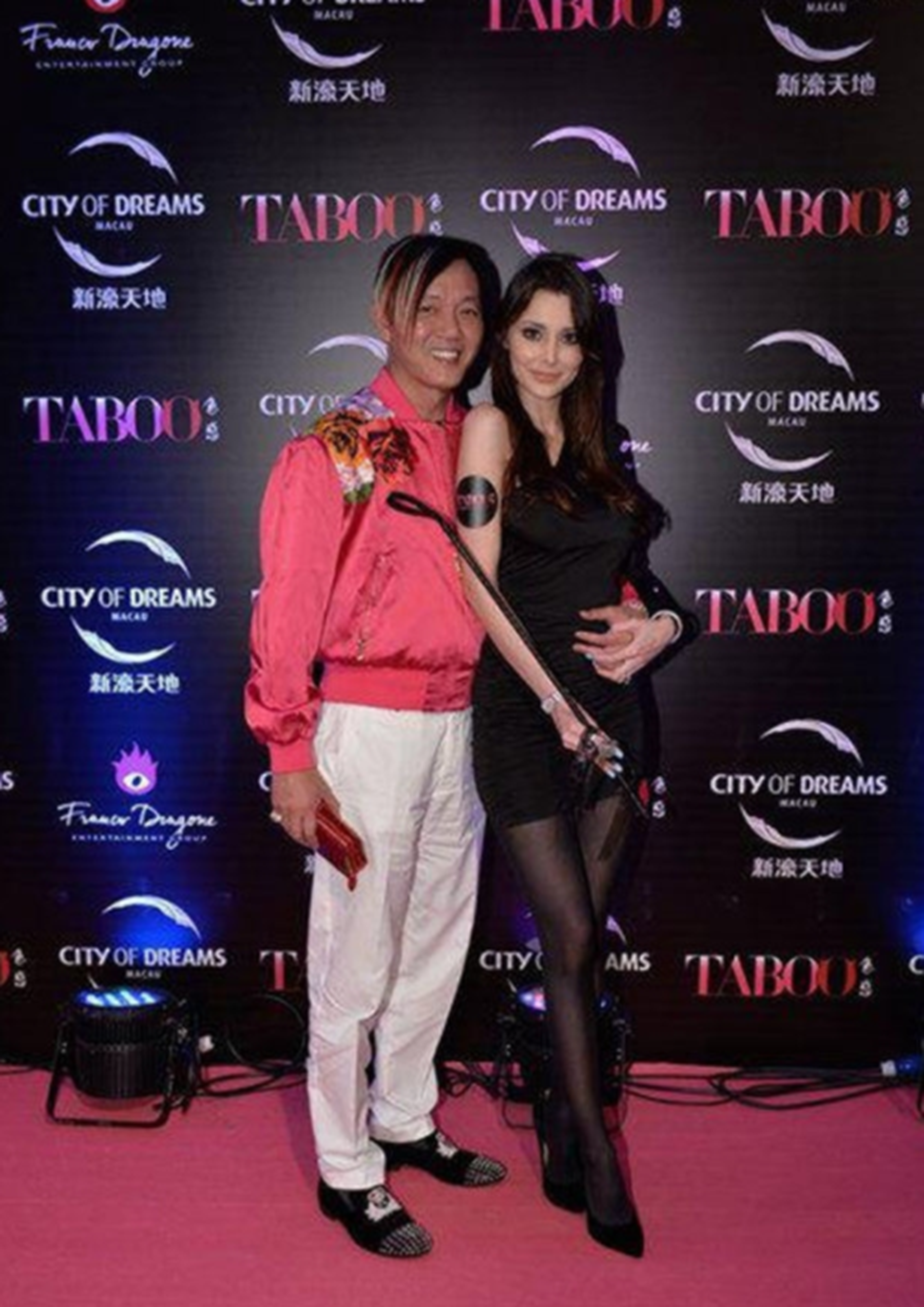 「殺馬特」洪永時簡介（娶墨西哥名模，一次買30輛勞斯，如今負債累累）