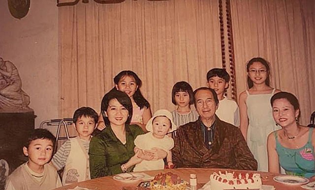 澳門賭王何鴻燊簡介（何鴻燊：不想一輩子當和尚，迎娶14歲的二太藍瓊纓）