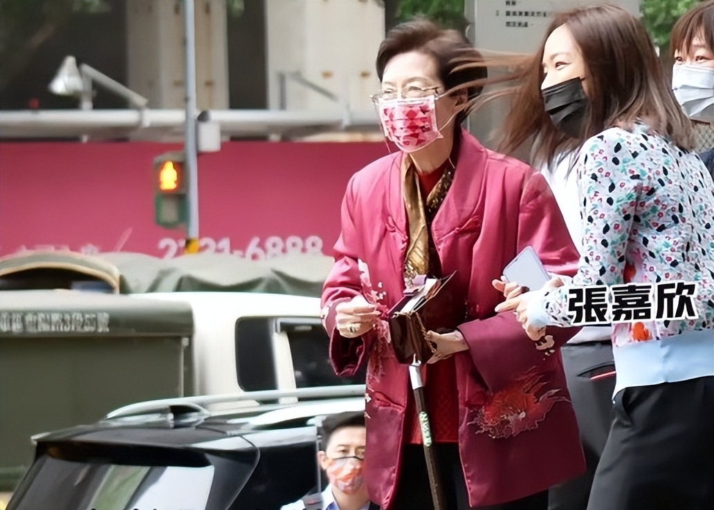 61庾澄慶個人資料簡介（3個子女齊聚一堂，47歲妻子忙前忙後）