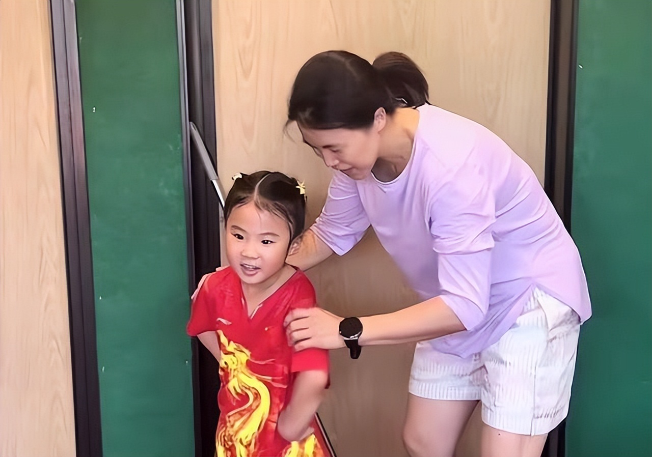 王楠簡介（44歲對女兒嚴厲，52歲富豪老公身家過億，一家四口幸福）