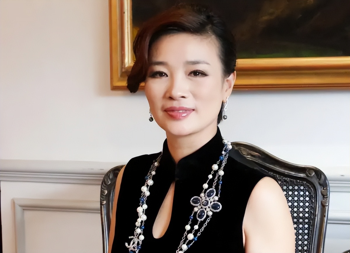 周立波老婆胡潔簡介(巨貪前夫前腳入獄，轉身嫁給周立波的女富豪胡潔，如今怎麼樣？)