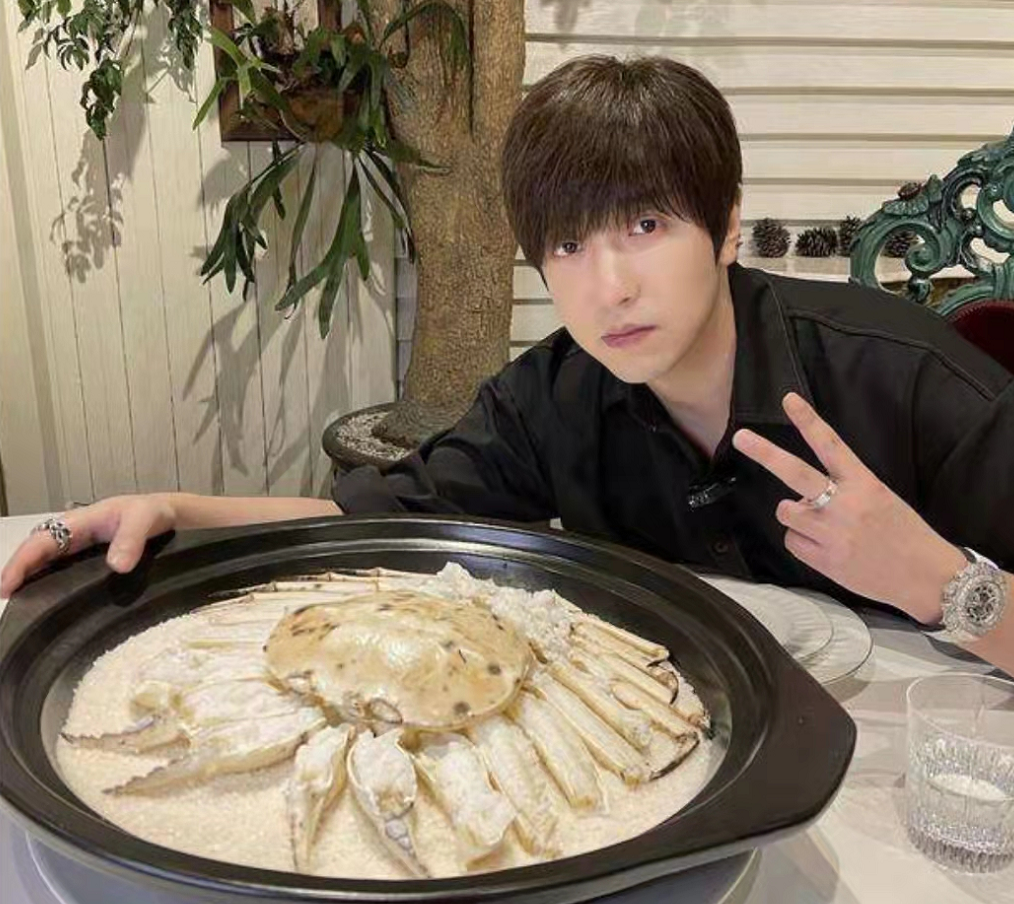 白冰簡介(2438W粉紅網紅白冰，真實身分揭露，年收入7200W僅是保底)