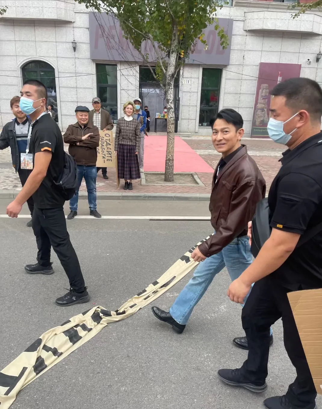 劉德華的個人檔案（60歲劉德華被網友偶遇，現身哈爾濱拍戲，身上沒有一點巨星的架子）