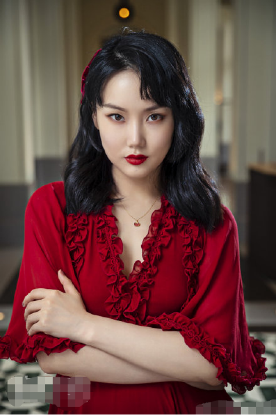 黃齡個人檔案（黃齡華樂壇最媚的女人，和男友許嵩都不願融入演藝圈的虛偽）