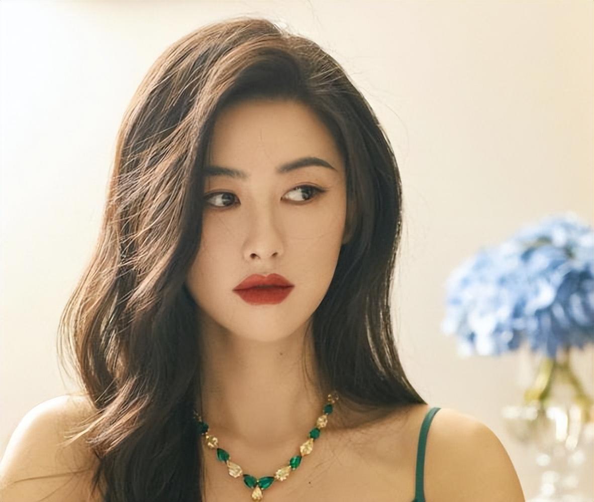 朱珠個人資料（京圈貴公主朱珠，法拉利總裁是她的前任，她的人生有多傳奇）