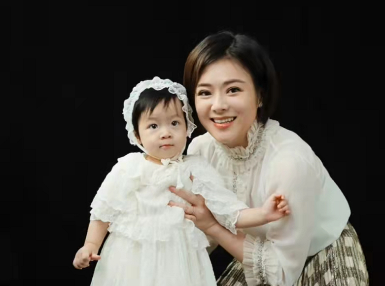 陳辰個人資料主持人陳辰罕曬全家福，與小3歲老公似姐弟，曾在41歲時高齡生女）