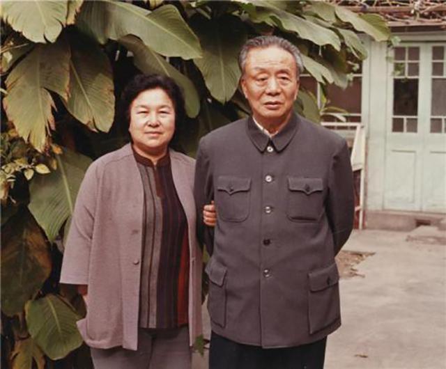 艾青簡介（艾青拋棄懷孕發妻、跳湖自殺,45歲生日當天另娶第三任）