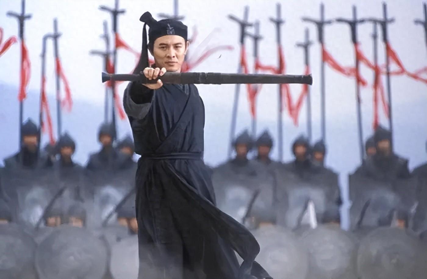 荊軻刺秦王，秦王只要受一點點傷就會立刻斃命，為何能逃過一劫？