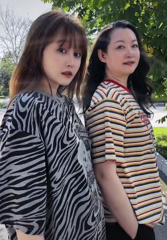 趙本山妻子本山老婆馬麗娟簡介(與女兒合影像極姊妹花)