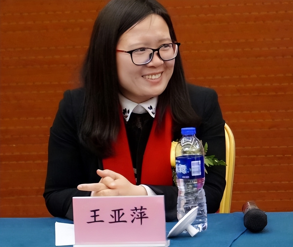 王洪文女兒王亞萍個人資料簡介（白酒起家成上海女富豪，多次拒絕綠卡，只因是中國人）