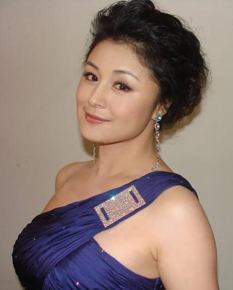 謝大腳的扮演者是誰(謝大腳扮演者於月仙去世，拍片時發生意外車禍)