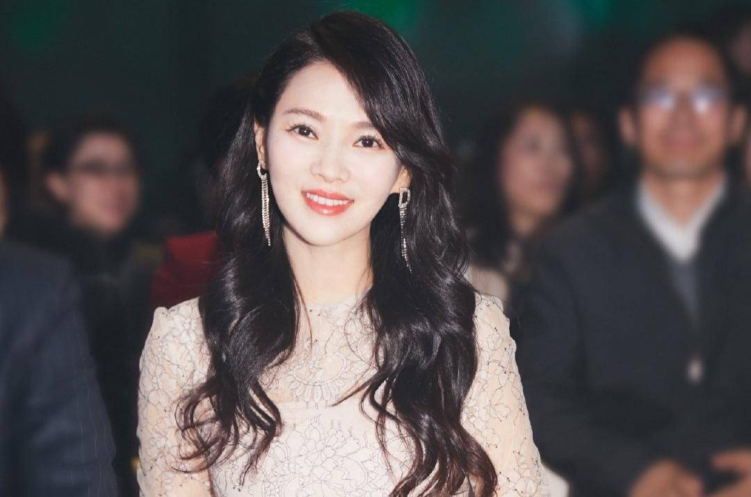 伊能靜老公是誰(伊能靜的兩任老公：一個是天賦異稟的歌王，一個是厚積薄發的影帝)