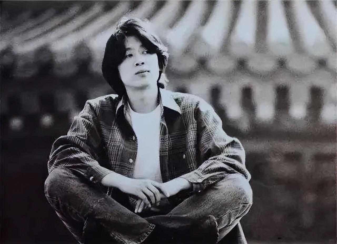 同桌的你是誰唱的(一首《同桌的你》讓他賺了800萬，為啥詞曲作者高曉松只賺了800塊)