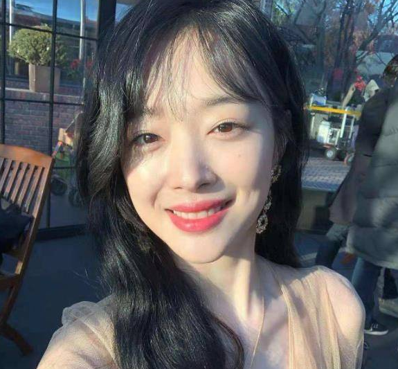 崔雪莉是誰（韓國女星崔雪莉：人間桃子，清純能治癒人心靈，25歲為何自盡）