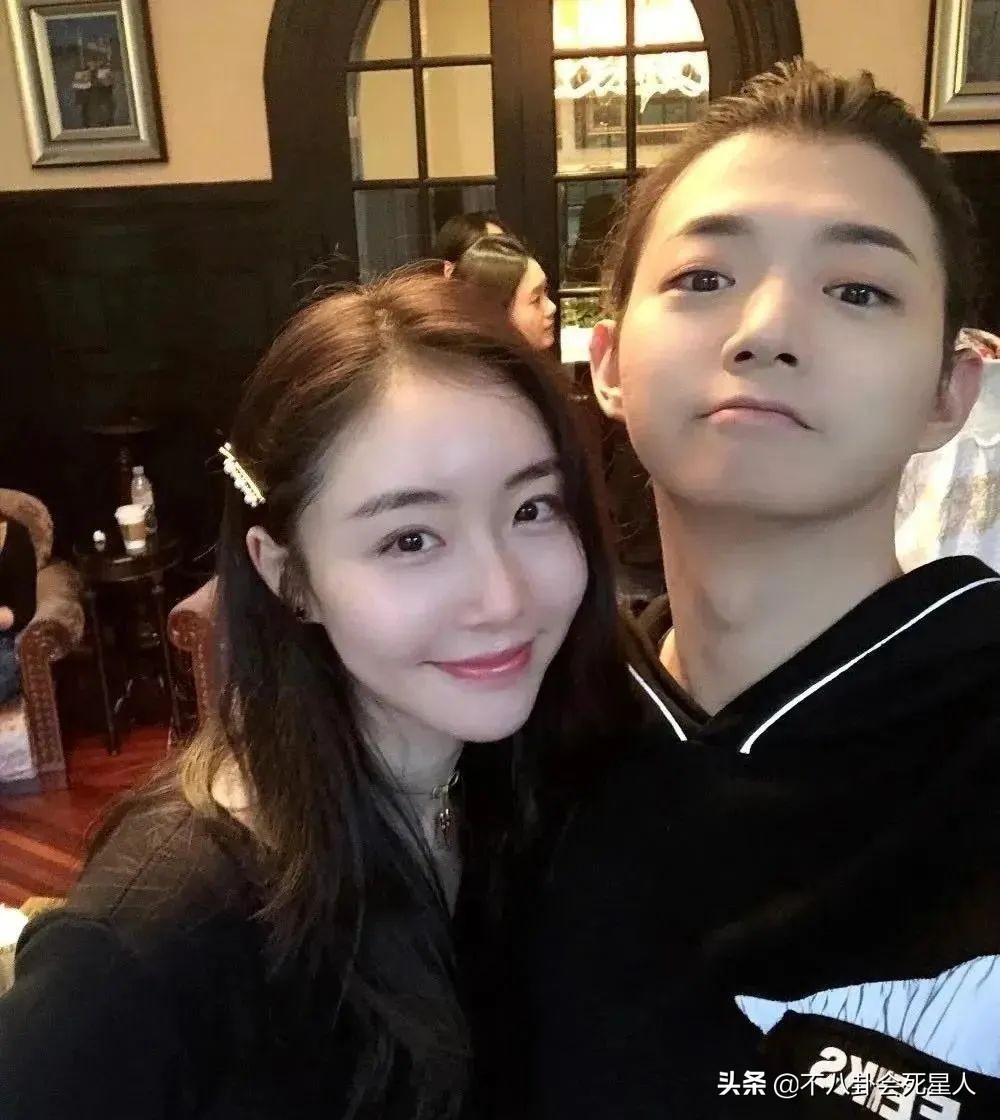 霍尊是誰的兒子（成名後把兩歲兒子丟給前妻帶大，再婚生女，霍尊爸爸也不簡單）