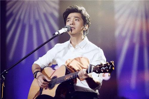 風吹麥浪原唱是誰(《風吹麥浪》李健：清華畢業，平步青雲背後，得益於這3個女人)