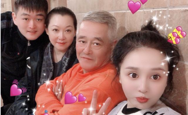 趙本山的老婆是誰（趙本山全家福曝光，趙本山滿頭白髮，妻子馬麗娟臉色紅潤氣質難掩）