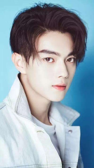 許凱女朋友是誰(許凱：不為人知的故事，誰到底是許凱的女朋友)