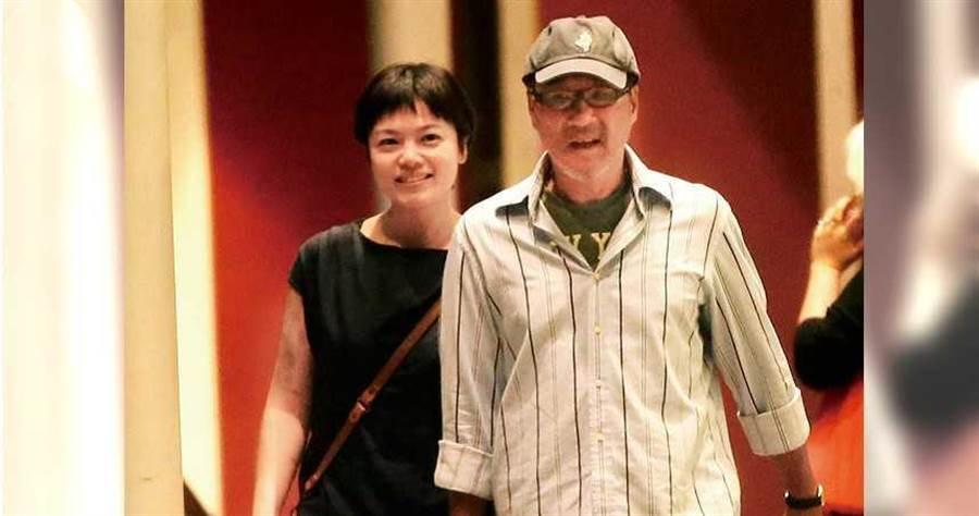 李宗盛老婆是誰(李宗盛小27歲嬌妻罕曝光，面容清秀略發福，夫妻牽手淘古董顯恩愛)