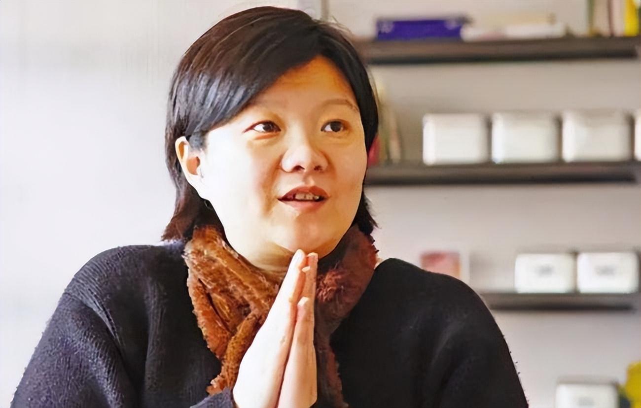 洪晃是誰(名門痞女洪晃：28歲嫁陳凱歌，經歷3段婚姻，今61歲成倆娃的媽)