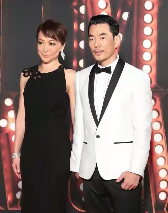 任賢齊老婆是誰(任賢齊和老婆真恩愛，手牽手同台亮相，穿成一黑一白看著好般配)