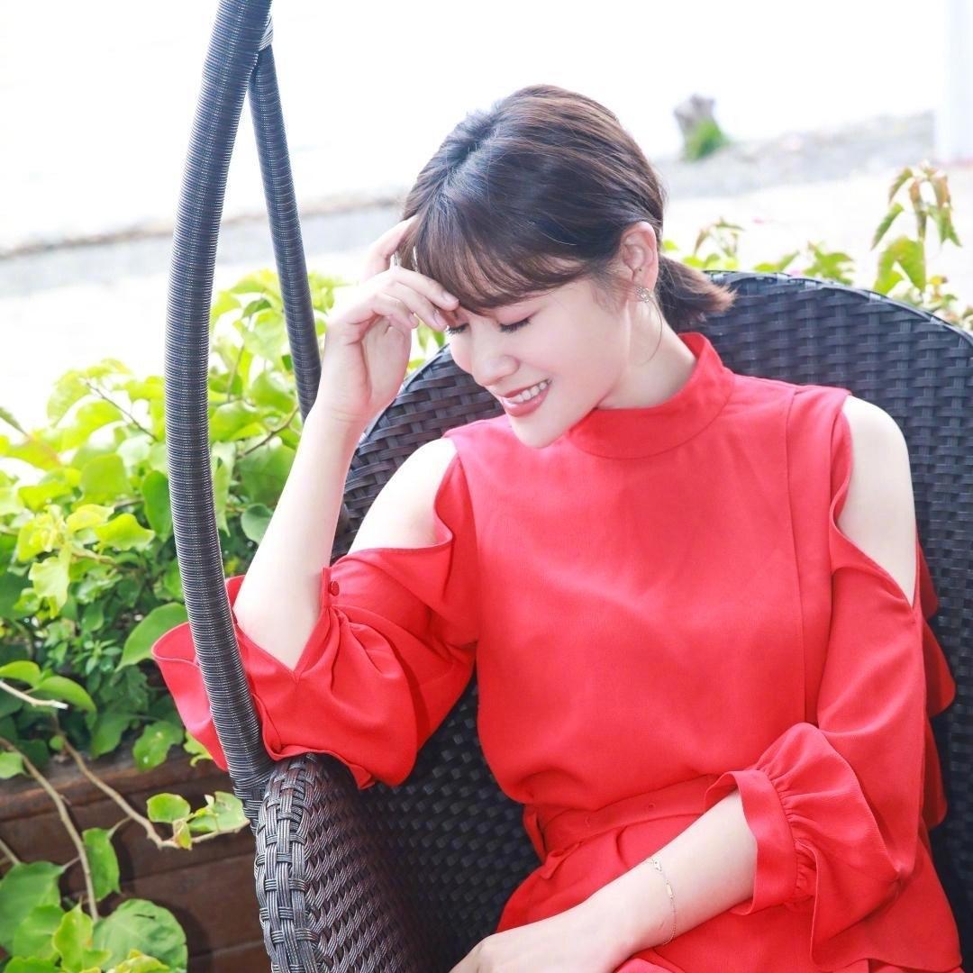 田亮老婆是誰(田亮老婆葉一茜氣質真優雅，穿紅色連衣裙紮低馬尾辮，高級又精緻)