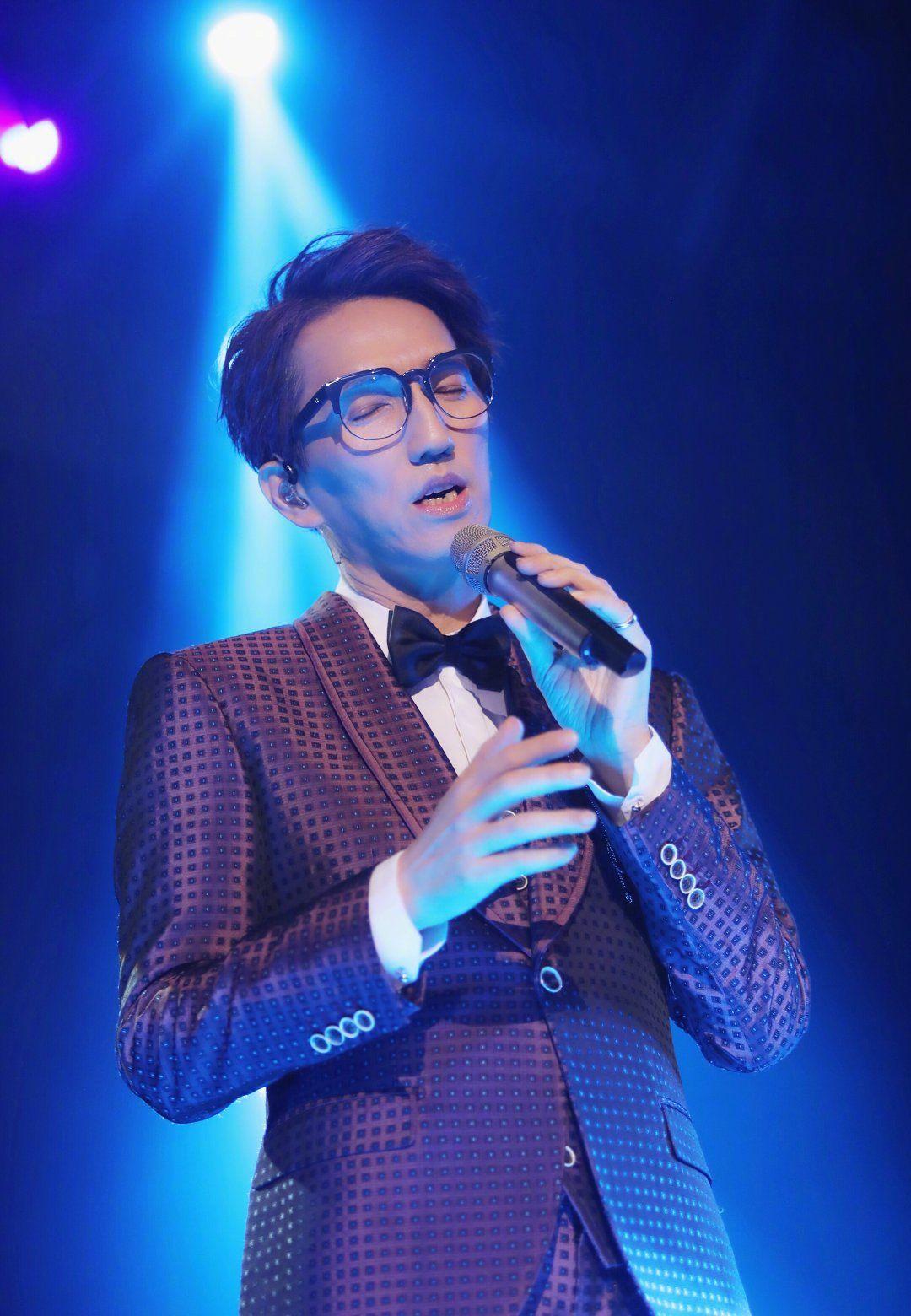 林志炫老婆是誰（林志炫大方宣布已婚，妻子是比他小20歲的「幹妹妹」)