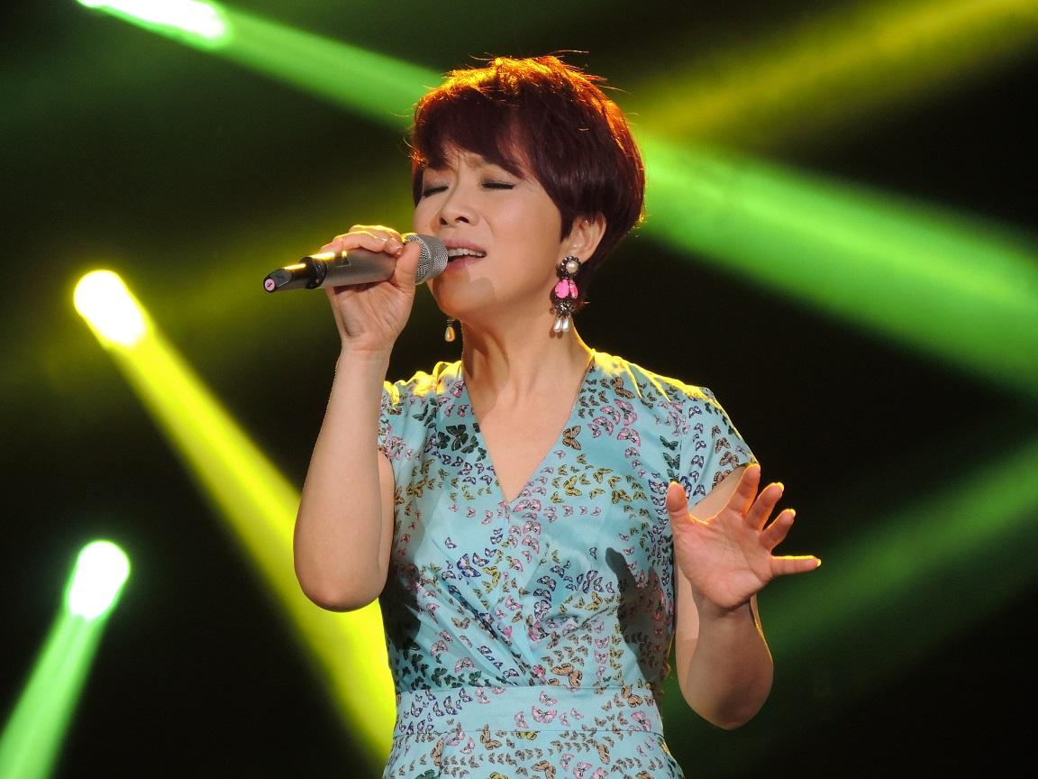 快樂老家是誰唱的(她從沒到達過那英的歌壇地位，但她唱的《快樂老家》已成經典)