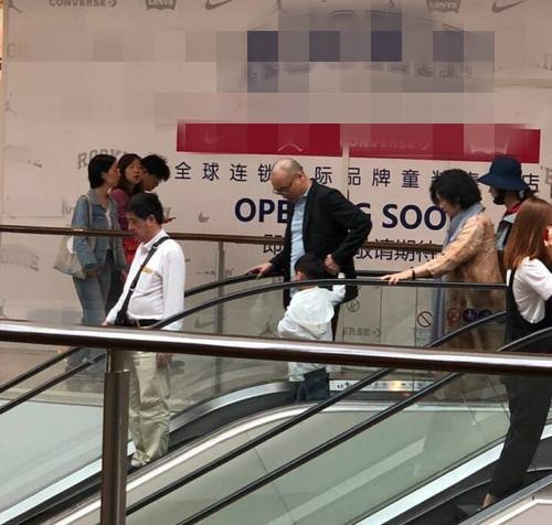 鄧莎老公是誰(鄧莎神秘富豪老公曝光，光頭戴眼鏡溫柔體貼)