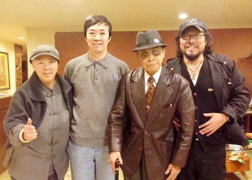 費玉清的哥哥是誰(樂壇常青樹費玉清和他哥哥張菲之間的趣事，當之無愧的龍兄虎弟)